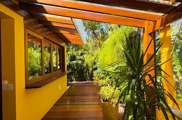  A apenas 30 metros da praia de Itamambuca, em rua par.