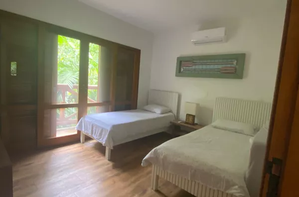 Linda casa inspirada em bali, a casa fica a 450 metros da praia