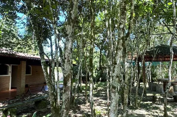 Casa à venda – Dois lotes, localização privilegiada e muito potencial