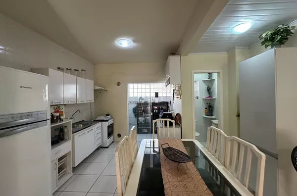Sobrado Geminado com 2 Dormitórios – Frente para Área Verde!