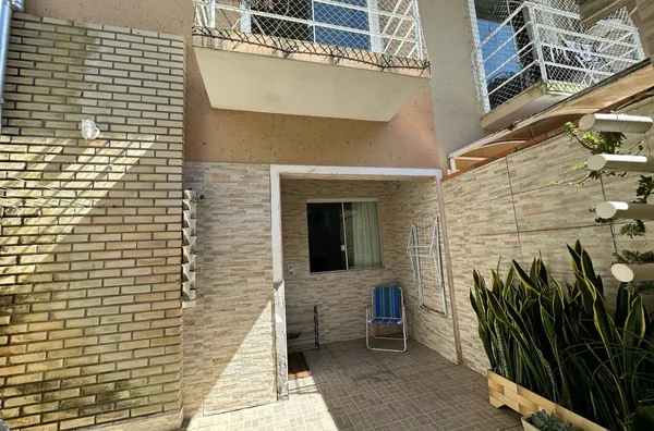Sobrado Geminado com 2 Dormitórios – Frente para Área Verde!