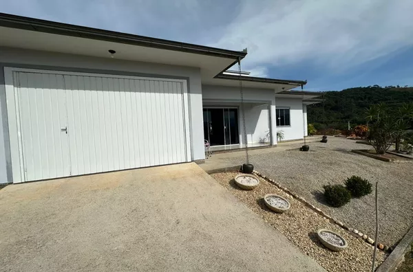 Casa com amplo terreno em Biguaçu/SC
