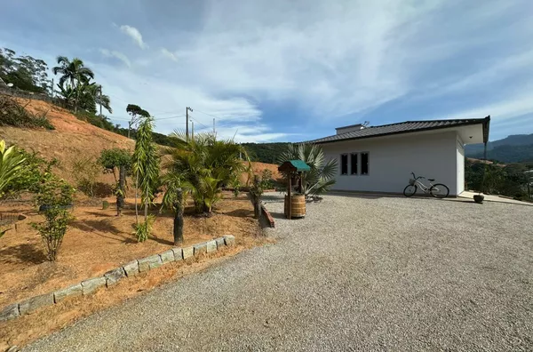 Casa com amplo terreno em Biguaçu/SC