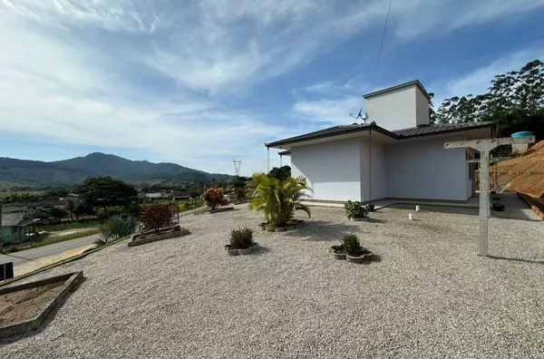 Casa com amplo terreno em Biguaçu/SC
