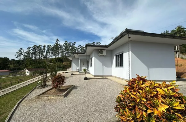 Casa com amplo terreno em Biguaçu/SC