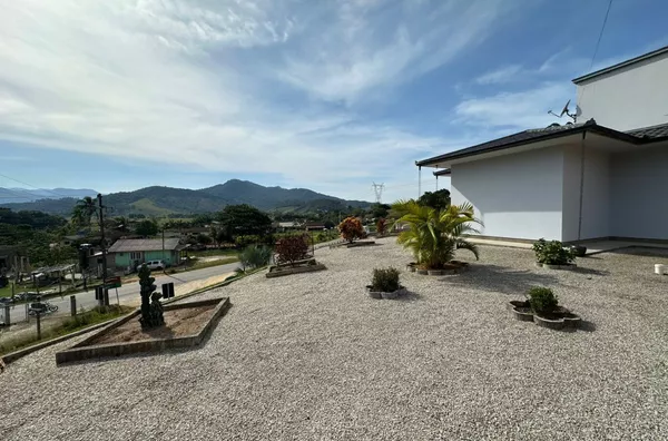 Casa com amplo terreno em Biguaçu/SC