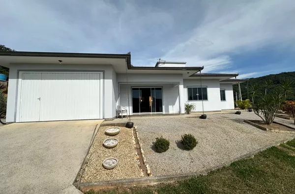 Casa com amplo terreno em Biguaçu/SC