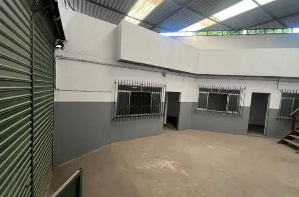 Excelente galpão comercial com 150 m2  e mezanino em rua privilegiada em Ramos