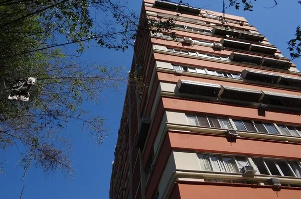 Apartamento 2 quartos com suíte, vaga, lazer e portaria. Aceitamos depósito!