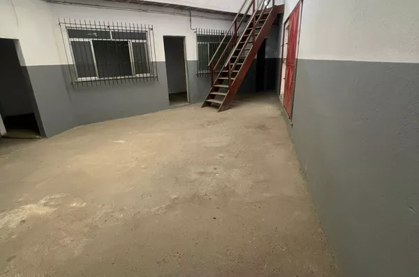 Excelente galpão comercial com 150 m2  e mezanino em rua privilegiada em Ramos