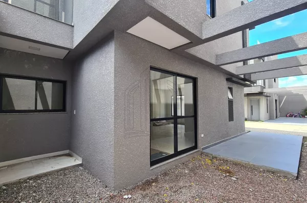 Sobrado com 3 suítes não geminados 176m²