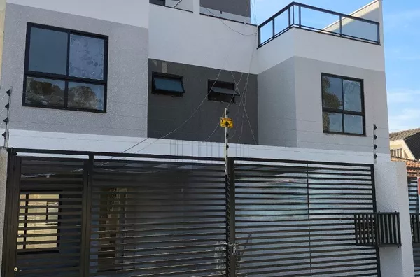 Sobrado com 3 suítes e terraço - Boqueirão