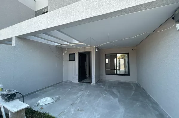 Sobrado com 3 suítes e terraço - Boqueirão