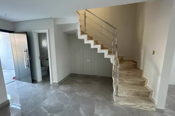 Sobrado com 3 suítes e terraço - Boqueirão