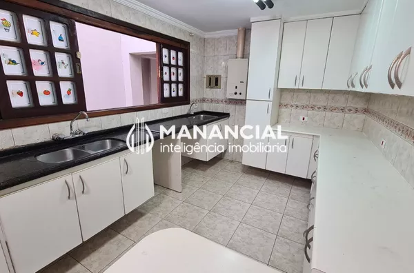 Casa Espaçosa à Venda no Pilarzinho – 228m², Curitiba