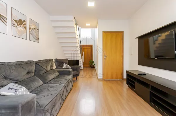 Sobrado de Frente para Rua com 3 Quartos e Ático à Venda no Novo Mundo | Curitiba