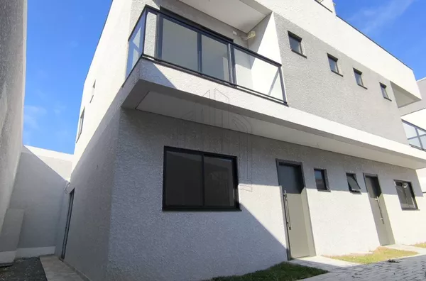 Sobrado com 3 quartos sendo 1suíte e terraço - Boqueirão