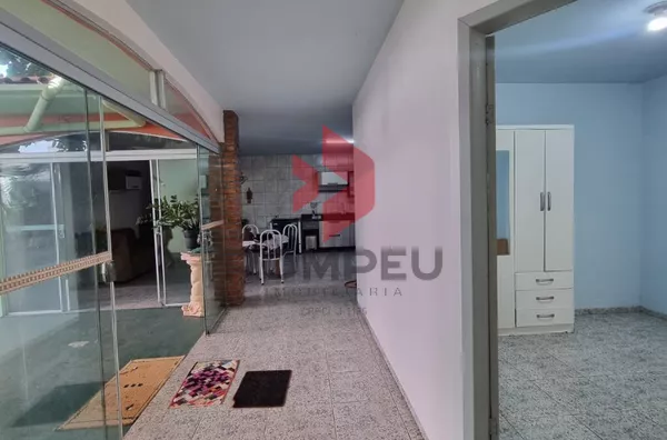 CASA À VENDA  C/ 4 QUARTOS (2 SUÍTES) 