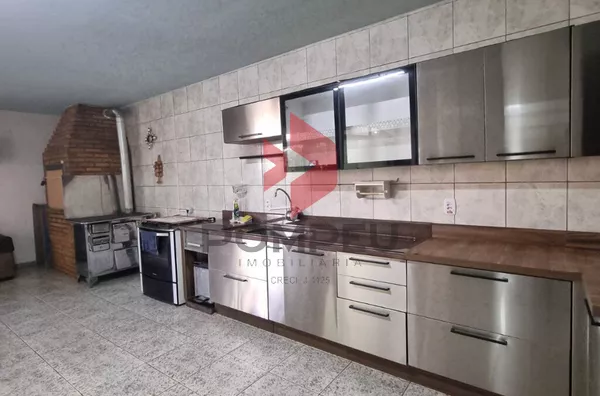 CASA À VENDA  C/ 4 QUARTOS (2 SUÍTES) 