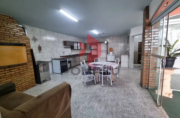 CASA À VENDA  C/ 4 QUARTOS (2 SUÍTES) 