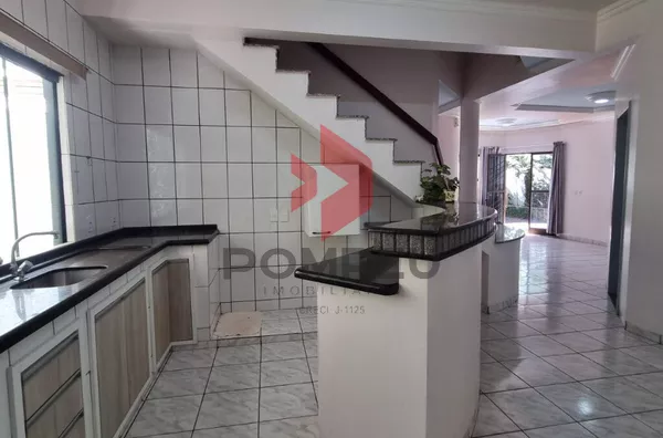 CASA À VENDA  C/ 4 QUARTOS (2 SUÍTES) 