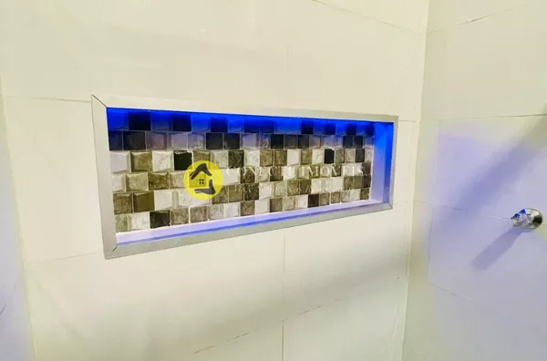 Banheiro com Armario e Led 