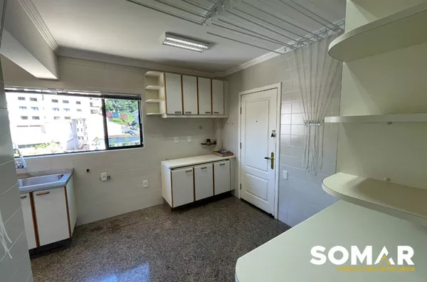 EXCLUSIVO    Apartamento com 4 quartos, sendo 2 suítes no centro de Joaçaba/SC! São 278m² muito bem distribuídos em um imóvel que vai te surpreender. Além disso, o edifício oferece piscina, salão de festas e sauna. Para completar, você terá à disposição 2 vagas de garagem!  ?Valor: R$ 1.500.000 ? Solicite mais informações aqui pelo direct ou no whatsapp: (49) 3030-0120