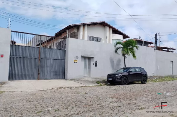 Casa Comercial com 5 suítes para locação no Edson Queiroz