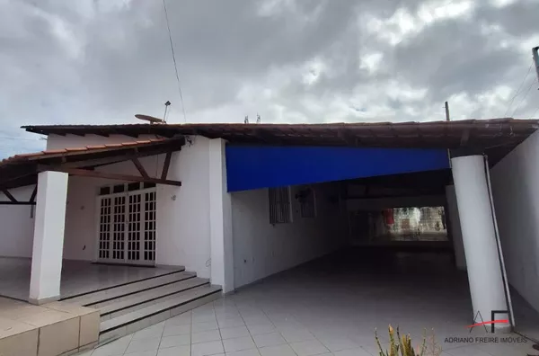 Excelente Casa plana com 4 suítes,  a 1 minuto da Praia!