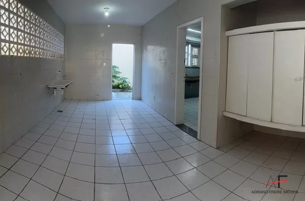 Excelente Casa Duplex com 6 quartos para locação no Edson Queiroz