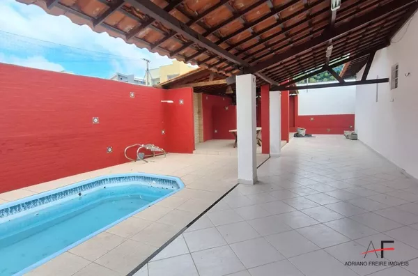 Excelente Casa plana com 4 suítes,  a 1 minuto da Praia!