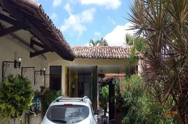 Casa projetada com 5 quartos para venda na Serrinha