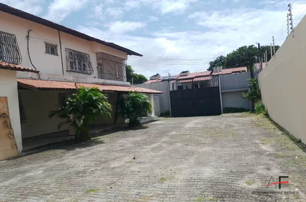 Casa Comercial com 5 suítes para locação no Edson Queiroz