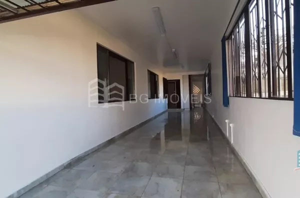 Garagem coberta com portão