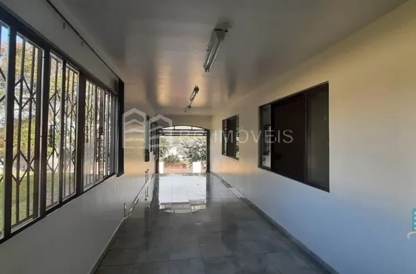 Garagem coberta com portão