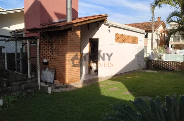 Ótima casa em excelente localização na praia de Palmas.