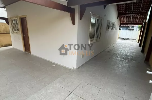 CASA COM 2 DORMITÓRIOS - VAGA PARA 3 CARROS