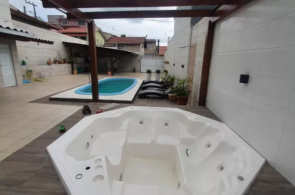 Excelente casa com piscina, jacuzzi, 3 dorm. 4 vagas -ACEITA PERMUTA