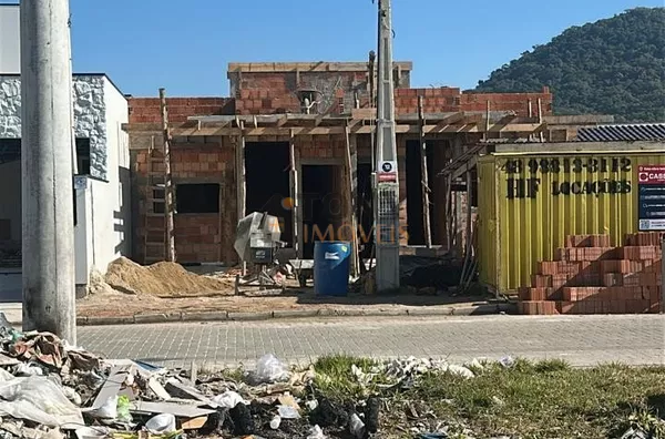 Casa de 2 dormitórios sendo 1 suíte, localizada em Forquilhas - São José.