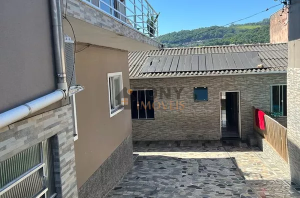 Duas casas à venda em terreno de 324m, 05 dorm com 02 suítes.