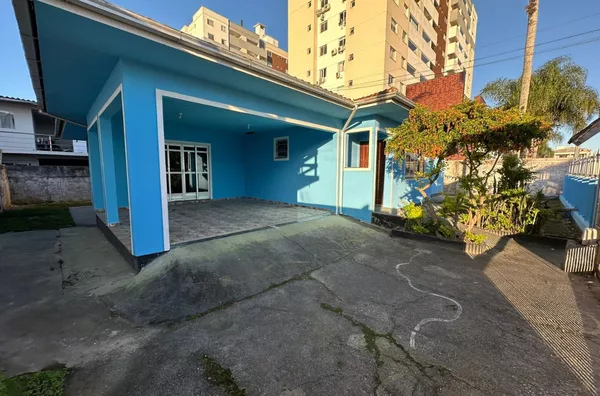 CASA ESPAÇOSA COM 3 QUARTOS E 140M2 EM AREIAS