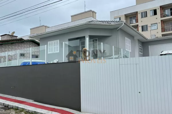 Excelente casa de 3 dormitórios e 2 suítes no bairro Serraria - São José.