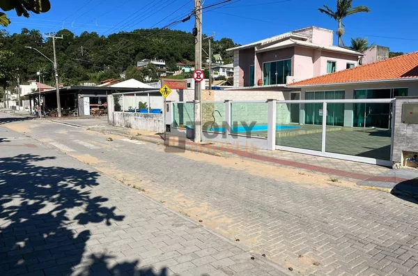 CASA COM 3 QUARTOS EM FRENTE A PRAIA DE FORA 