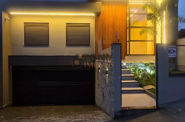 Luxuosa casa de 3 dormitórios sendo 1 suíte com 4 vagas de garagem - localizado no bairro Potecas - São José - SC