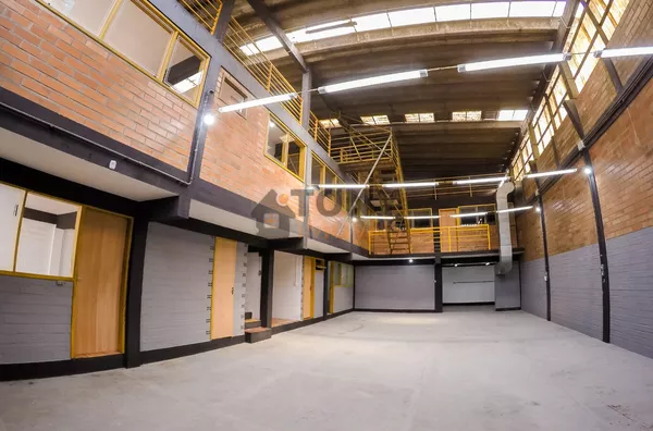 ÓTIMO GALPÃO COM 474m² AO LADO DA BR COM RENDA DE 7 MIL