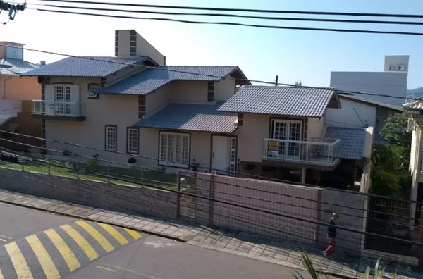 CASA EM COQUEIROS ! NA MELHOR LOCALIZAÇÃO DO BAIRRO ! POSSIBILIDADE DE FINANCIAMENTO!