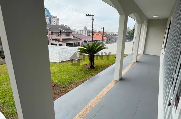 Casa com 3 dorm. sendo um suíte, perto do Bosque das Mansões