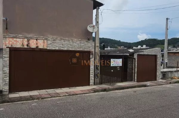 Duas casas à venda em terreno de 324m, 05 dorm com 02 suítes.