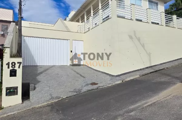 Espaço comercial completo no Centro de São José - SC com vista mar. 