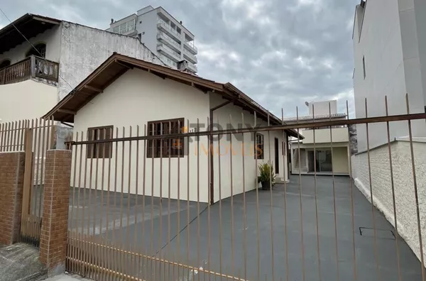 CASA 3 QUARTOS  PÁTIO COMPARTILHADO